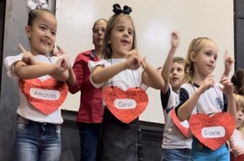 Creche municipal homenageia dia das mães