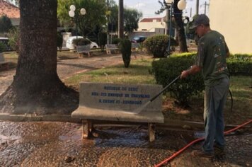 Praça da Matriz passa por amplo trabalho de limpeza e manutenção.