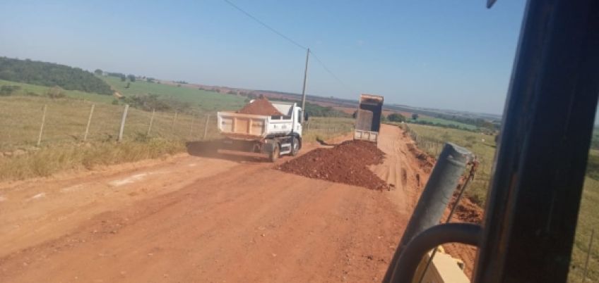 Echaporã otimiza infraestrutura de estradas rurais com uso de resíduos de construção triturados em usina móvel.