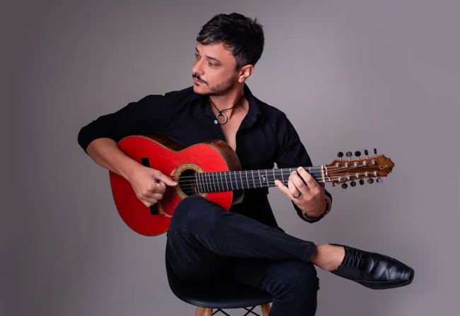 Arnaldo Freitas celebra 20 anos de carreira ao som da viola