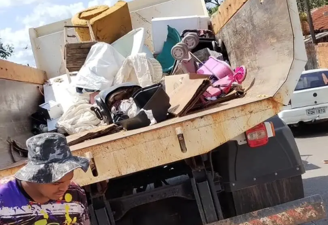 Lutando contra a Dengue: Arrastão retira 20 toneladas de lixo de quintais